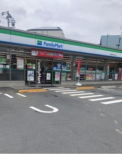 近くのファミリーマートまで350m（徒歩5分）