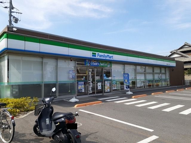 近くのファミリーマートまで1,800m（徒歩23分）