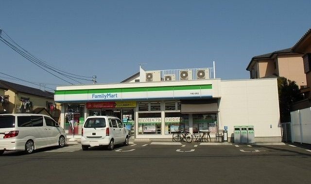 近くのファミリーマートまで300m(徒歩4分)