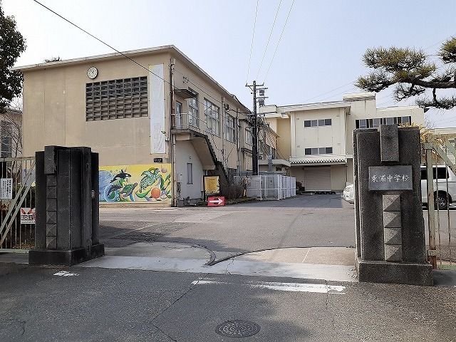 近くの東浦中学校まで564m（徒歩8分）