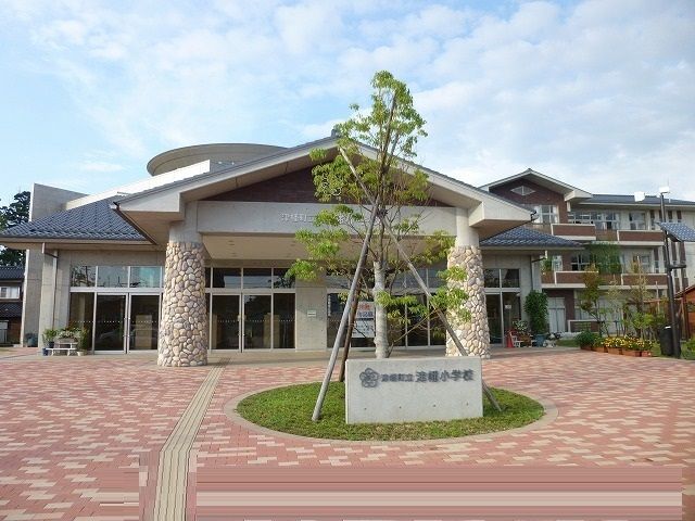 近くの津幡小学校まで1,100m(徒歩14分)