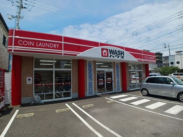 近くのイオン高松東店さんまで300m(徒歩4分)