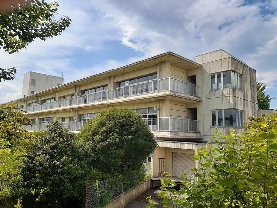近くの小学校まで550m（徒歩7分）