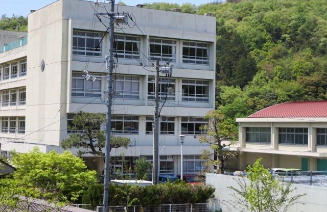 近くの狩小川小学校まで1,100m（徒歩14分）