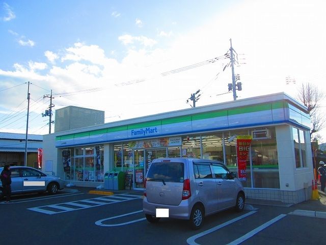 近くのファミリーマートまで900m（徒歩12分）