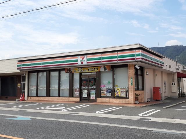 近くのコンビニまで600m（徒歩8分）