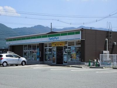 近くのファミリーマートまで500m(徒歩7分)