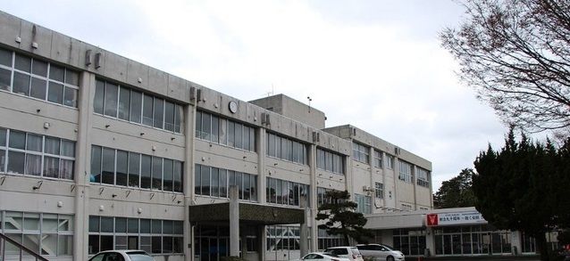 近くの秋田商業高校まで350m（徒歩5分）