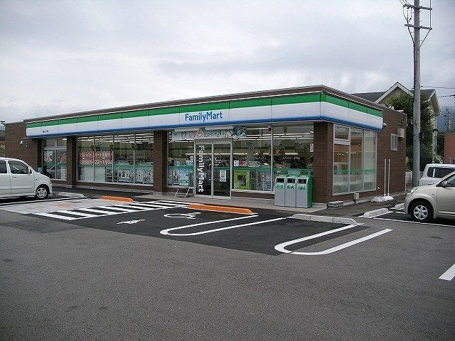 近くのファミリーマートさんまで250m（徒歩4分）