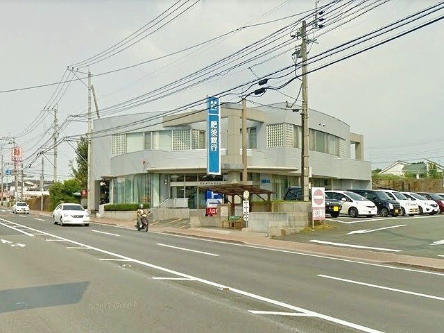 近くの銀行まで800m（徒歩10分）