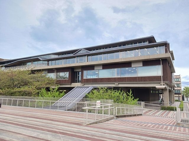 近くの能代市役所本庁舎まで2,200m（徒歩28分）