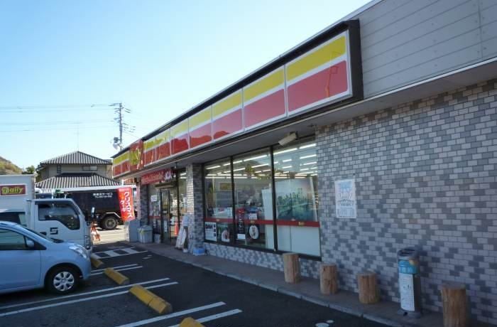 近くのコンビニまで600m（徒歩8分）