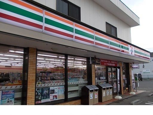 近くのコンビニまで300m（徒歩4分）