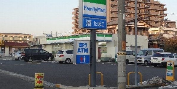 近くのファミリーマート三郷早稲田一丁まで300m(徒歩4分)