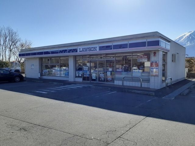 近くのローソン富士河口湖町役場前店まで600m（徒歩8分）