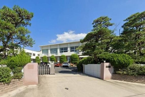 近くの小垣江小学校まで1,100m(徒歩14分)