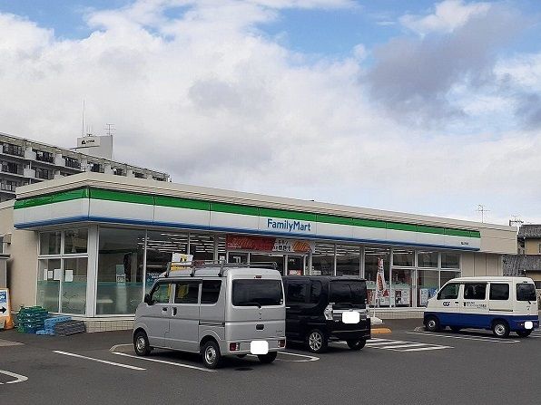近くのファミリーマート岡山万倍店まで400m（徒歩5分）