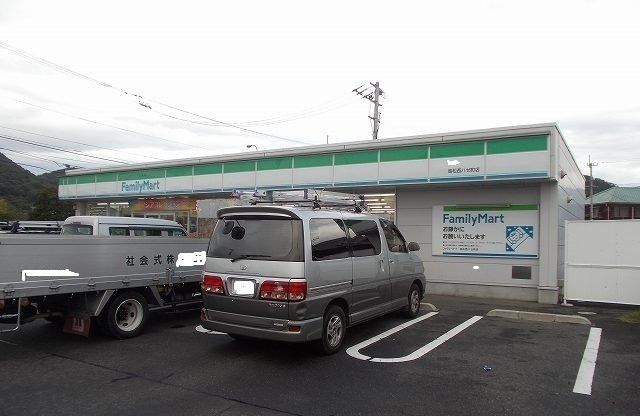近くのファミリーマートさんまで1,100m（徒歩14分）