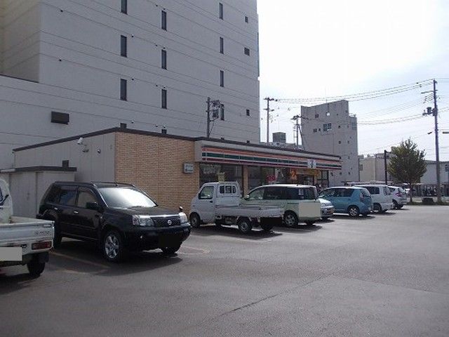 近くのセブンイレブン白虎町店まで350m（徒歩5分）