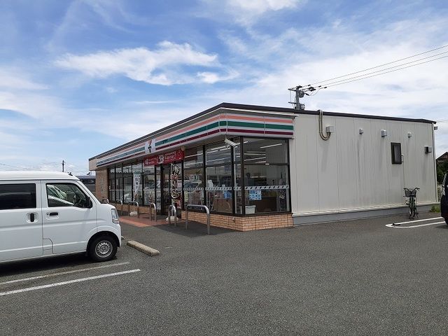 近くのセブンイレブン城山半田店まで400m（徒歩5分）