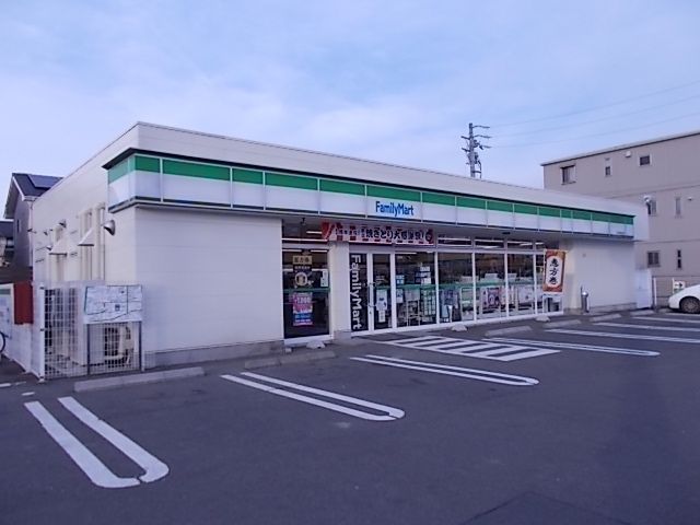 近くのファミリーマートまで270m(徒歩4分)