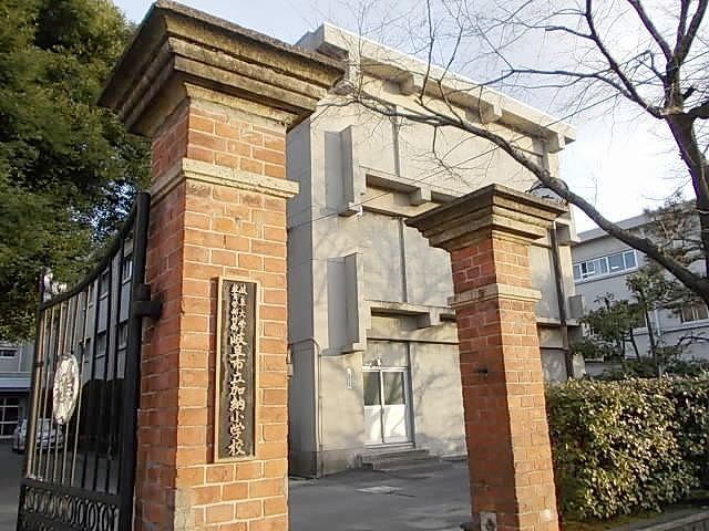 近くの岐阜市立加納小学校まで1,100m（徒歩14分）