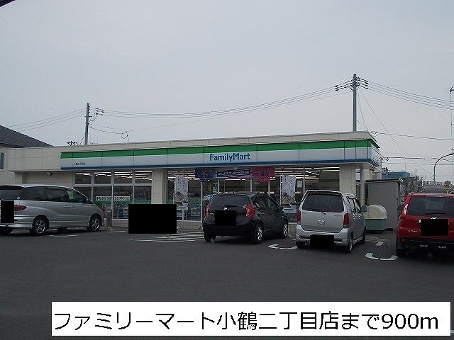 近くのファミリーマートまで900m（徒歩12分）