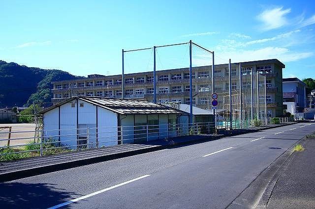 近くの津久見第一中学校まで950m（徒歩12分）