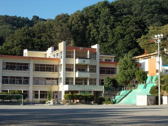 近くの四賀小学校まで400m（徒歩5分）
