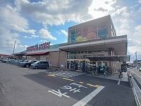 近くのマルヨシセンター松縄店さんまで750m（徒歩10分）