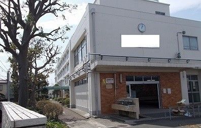近くの泉が丘中学校まで110m（徒歩2分）