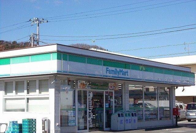 近くのファミリーマート長泉下土狩店まで500m（徒歩7分）