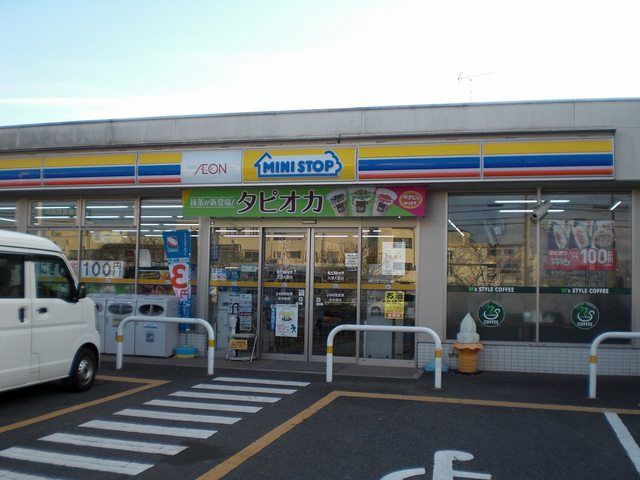 近くのミニストップ大津大萱店まで240m（徒歩3分）