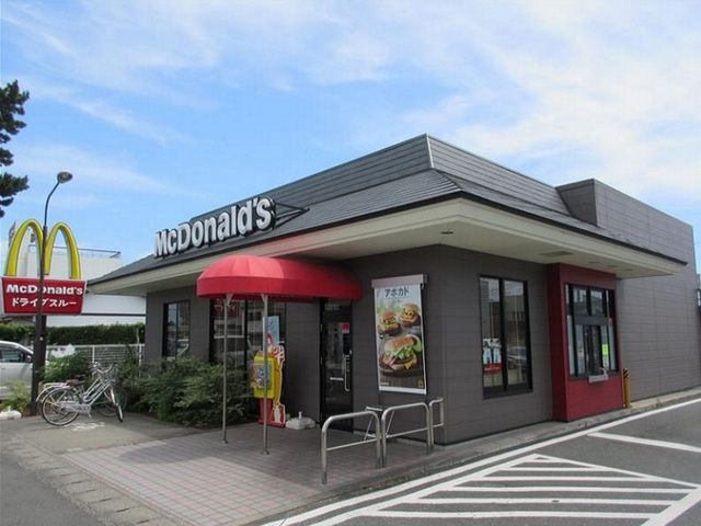近くのマクドナルド浜松高塚町店まで500m（徒歩7分）