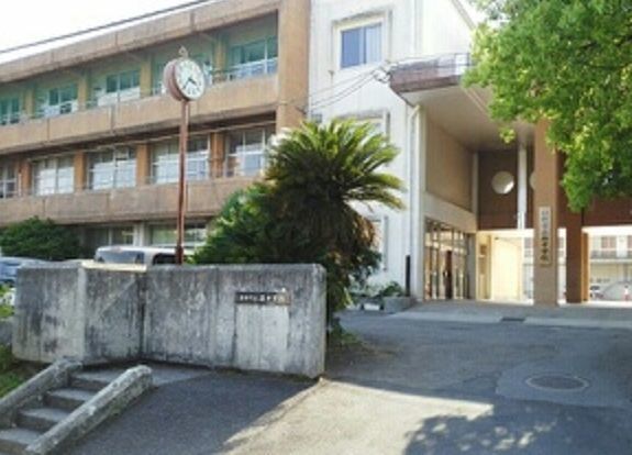 近くの西中学校まで750m（徒歩10分）