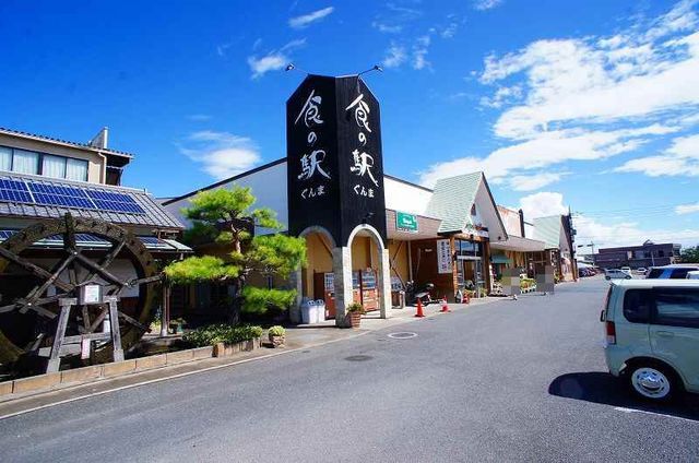 近くの食の駅ぐんま前橋店まで700m（徒歩9分）