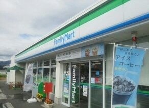 近くのファミリーマートまで210m（徒歩3分）