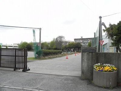 近くの柏市立西原小学校まで750m(徒歩10分)