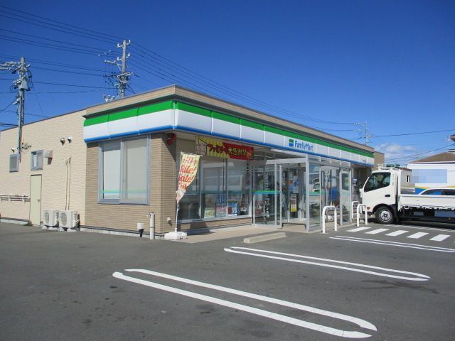 近くのファミリーマート住吉西店まで350m（徒歩5分）