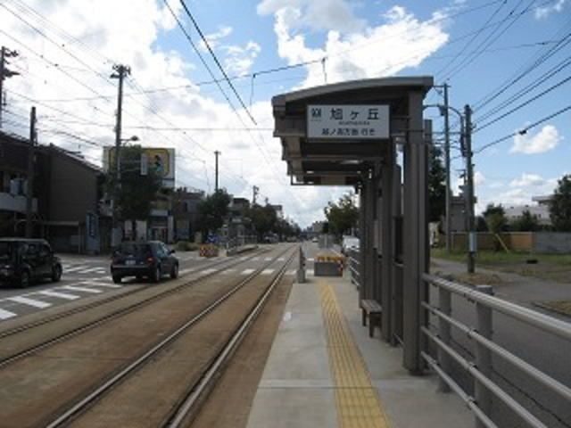 近くの万葉線「旭ヶ丘駅」まで900m（徒歩12分）
