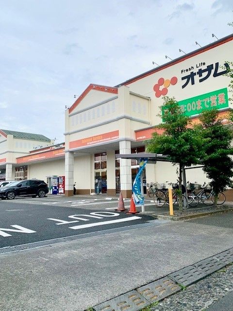 近くのオザム栄町店まで750m（徒歩10分）