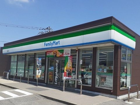 近くのファミリーマート富山秋吉店まで500m（徒歩7分）