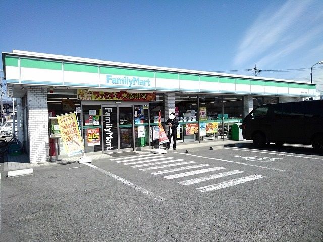 近くのファミリーマート甲府中小河原店まで750m（徒歩10分）