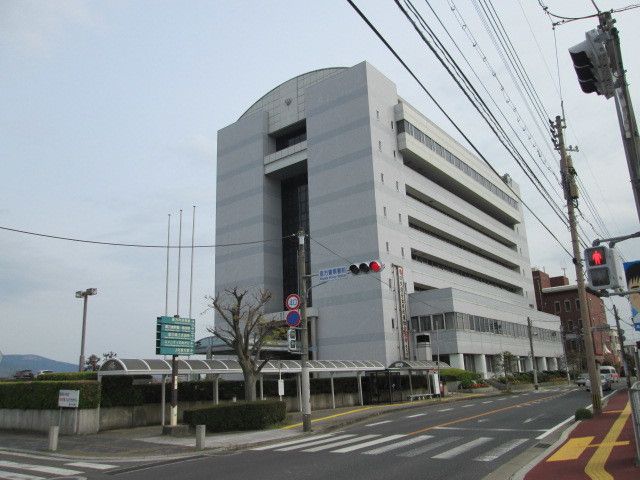 近くの市役所まで600m（徒歩8分）