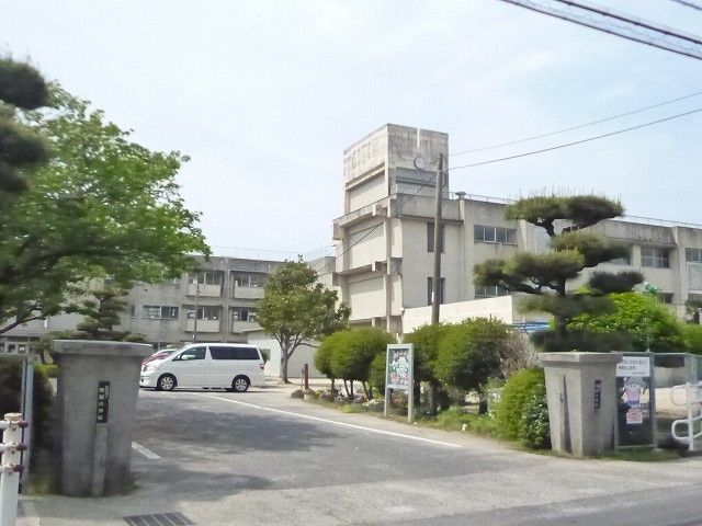 近くの防府市立華城小学校まで1,000m(徒歩13分)