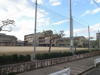 近くの藍住東小学校まで650m(徒歩9分)