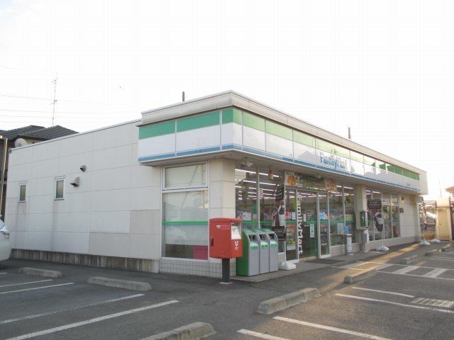 近くのファミリーマート鴻巣御成橋店まで270m（徒歩4分）