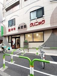 近くの赤羽小児科クリニックまで87m（徒歩2分）