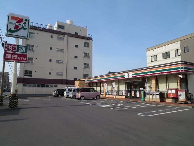 近くのセブンイレブン津留店まで130m（徒歩2分）