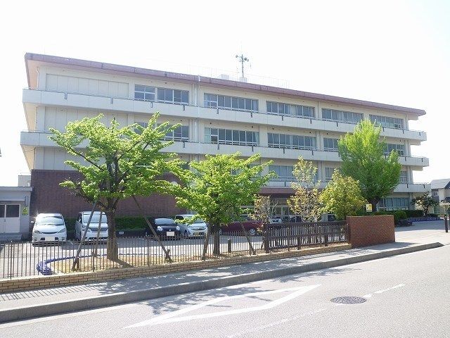 近くの田上小学校まで750m（徒歩10分）